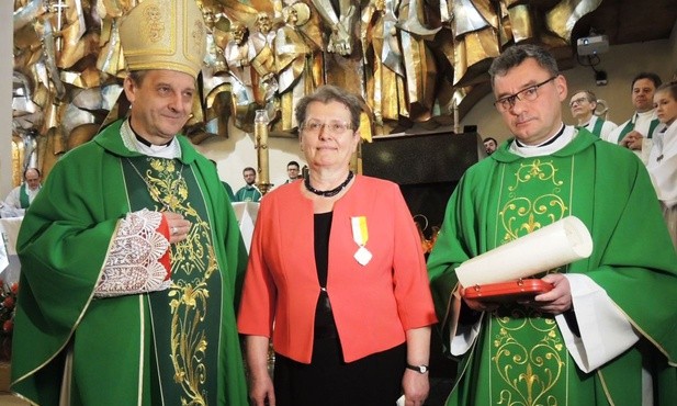 Dr Anna Byrczek z bp. Romanem Pindlem i ks. prowincjałem Piotrem Filasem SDS