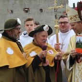 Przewodnik po Świętokrzyskiej Drodze św. Jakuba i muszle bp. Piotrowi Turzyńskiemu przekazali Marek Sokołowski (z lewej) i Jerzy Kazimierczak, senior konfraterni 