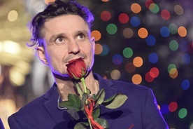 Na zakończenie koncertu Janusz Radek otrzymał czerwoną różę od młodej parafianki.