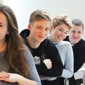 Od lewej: Monika, Filip, Marta i ks. Krzysztof Nowrot – jedni z organizatorów #youthcamp Rybnik.