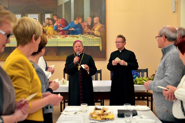 Bp Henryk Tomasik życzył słuchaczom wytrwałości w studiowaniu Biblii. Obok ks. Jacek Kucharski.