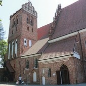 „Czerwony kościół” jest siedzibą ojców oblatów niemal od samego początku ich obecności w tym mieście. 