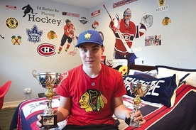 ▲	Kacper Gombarczyk w swoim pokoju w domu w Chicago ma wiele hokejowych gadżetów. Najważniejsze to oczywiście te związane z nowotarską drużyną.