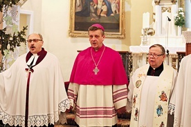 Modlitwę Pańską odmówili: (od lewej) bp Adrian Korczago, bp Roman Pindel i ks. prał. Adam Drożdż.