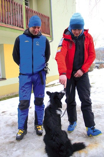 Mateusz Dejnarowicz (z prawej) ze swoim border collie Spiro