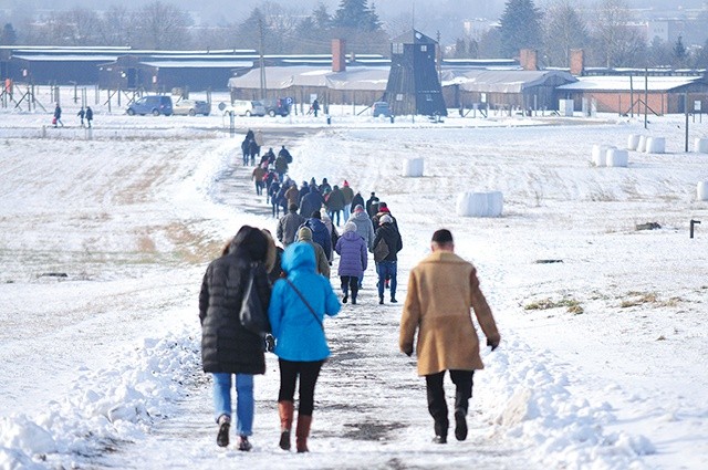 ▲	Po wykładzie i wspomnieniach uczestnicy spotkania przeszli na teren byłego Konzentrationslager.