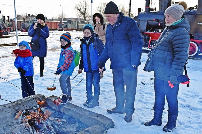 Jedną z atrakcji jest pieczenie kiełbasek w otoczeniu zabytowych lokomotyw i wagonów