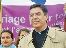 Nowy arcybiskup  Paryża w sposób bezkompromisowy broni nauki Kościoła w kwestiach bioetycznych oraz sprzeciwia się uznaniu  tzw. małżeństw jednopłciowych.  Na zdjęciu abp Michel Christian Alain Aupetit na marszu w obronie tradycyjnego  małżeństwa i rodziny.