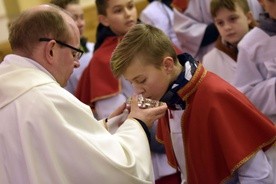 Na zakończenie części liturgicznej ministranci mogli ucałować relikwie świętego.