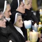 Ze świecami w ręku wszyscy uczestnicy Eucharystii przeszli w procesji.