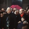 Helmut Kohl (przy mikrofonie) podczas otwarcia muru berlińskiego