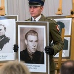 W twarzach, losach tych osób, zawarta jest dramatyczna historia Polski