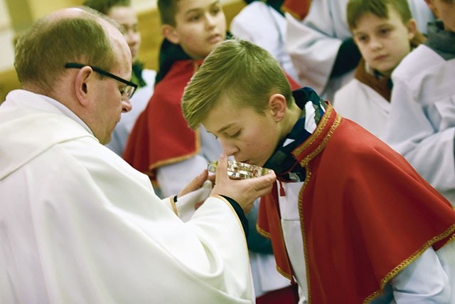 	Na zakończenie części liturgicznej ministranci mogli ucałować relikwie.