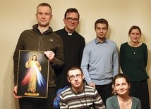 Reprezentanci wrocławskiej wspólnoty ruchu – przy sercu Jezusa. 