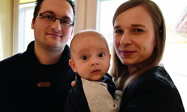 Tomasz i Anna Baranowscy z Pelplina ze swoim najmłodszym dzieckiem.