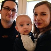 Tomasz i Anna Baranowscy z Pelplina ze swoim najmłodszym dzieckiem.