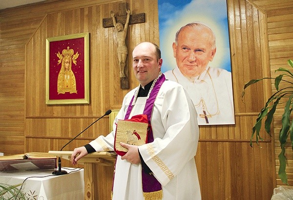 ◄	Ksiądz Konrad od 4 lat posługuje w krychnowickim szpitalu.