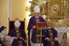 W uroczystościach pogrzebowych uczestniczyli biskupi Antoni Pacyfik Dydycz z Drohiczyna (przy ambonie) i bp Roman Marcinkowski