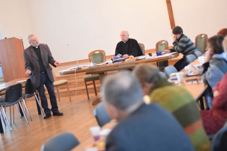 ks. Tadeusz Faryś zaproponował katechetom współpracę przy mówieniu o misjach