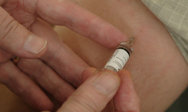 Wojewoda uspokaja: szczepionki nie zagrażają życiu