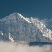 Tatry: Turystka spadła z grani ze śnieżnym nawisem