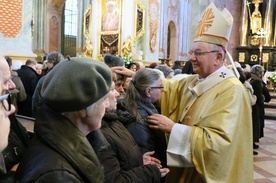 Abp Stanisław Budzik błogosławi chorych