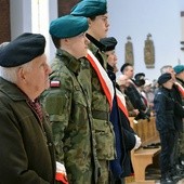 Na Mszy św. były obecne poczty sztandarowe z organizacji patriotycznych i miejscowych szkół.