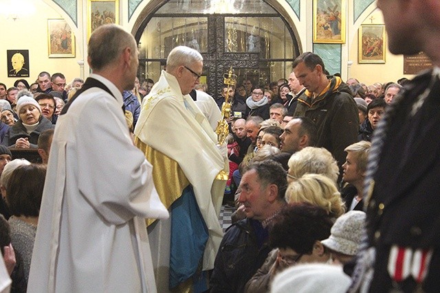 Biskup płocki błogosławił wiernych Najświętszym Sakramentem, tak jak się to czyni w Lourdes.
