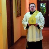 ▲	Diakon Kamil Ożóg właśnie wybiera się z Najświętszym Sakramentem do chorych w szpitalu.