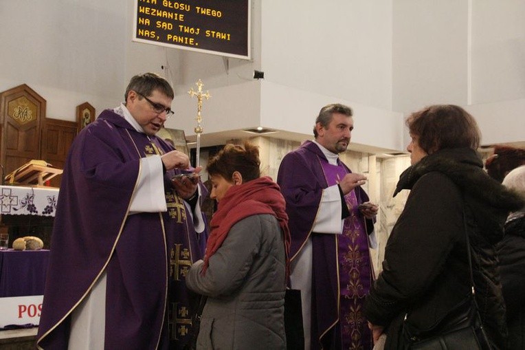 Środa Popielcowa to dzień, w którym katolicy tłumnie uczestniczą we Mszy św. 