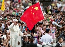 Styczeń 2016 r. Grupa chińskich katolików pozdrawia papieża w czasie audiencji na placu św. Piotra.