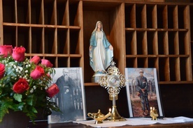 Relikwie o. Maksymiliana postawione były na oryginalnym biurku, przy którym siedział święty. 