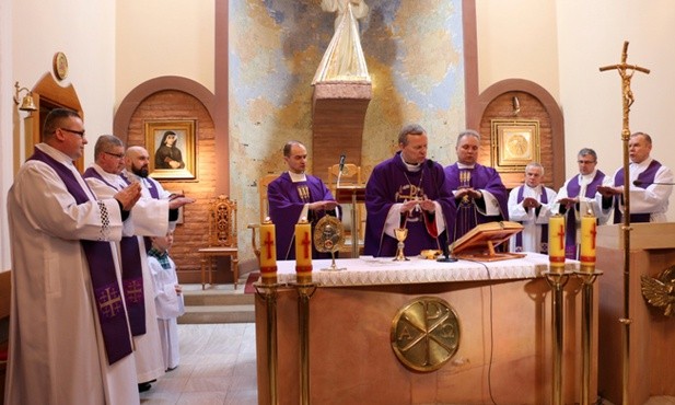 Mszy św. przewodniczył bp Piotr Turzyński, a koncelebrowali (od lewej) ks. Tomasz Pastuszka, ks. Marek Fituch, ks. Damian Drabikowski, ks. Daniel Glibowski, ks. Robert Kowalski, ks. Kazimierz Marchewka, ks. Ireneusz Kosecki i ks. Andrzej Rdzanek