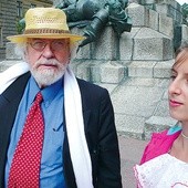 ◄	Kraków 2012. Mieczysław Święcicki w roli Henryka Sienkiewicza i Andrea Młodzik jako Wandzia Ulanowska pod pomnikiem Grunwaldzkim, na planie filmu Wiesława Adamika.