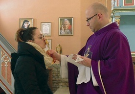 Po Eucharystii każdy mógł uczcić relikwie świętego.