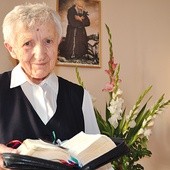 ▲	„Pan Jezus tyle lat trzyma mnie przy sobie i prowadzi. Jak mam za to dziękować?” – powtarzała często. Zmarła w 75. roku życia zakonnego. Miała 92 lata.