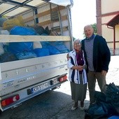 Załadunek darów w Nisku dla Dzieła Pomocy o. Pio.