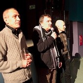 ▲	Reżyser i aktorzy podczas premiery. Od lewej stoją: Andrzej Wilgosz, Aleksander Dyl i Bolesław Ziemba.