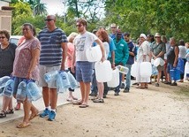 Mieszkańcy Kapsztadu w kolejce  po wodę.