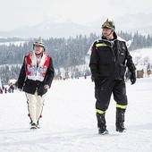 Strażacy też się znają  na skokach. Tu: przy stoku, na którym uczył się jeździć Kamil Stoch.