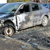 Obok busa spłonął bok nieoznakowanego samochodu, również należącego do Policji