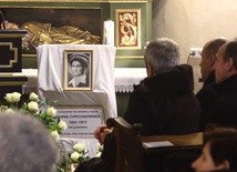 Grupy charytatywne przy grobie Hanny Chrzanowskiej