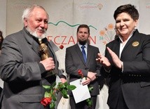 Adam Ziemianin przyjmuje statuetkę od premier Beaty Szydło