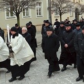 Księża w procesji do katedry odmawiali Koronkę do Miłosierdzia Bożego. 