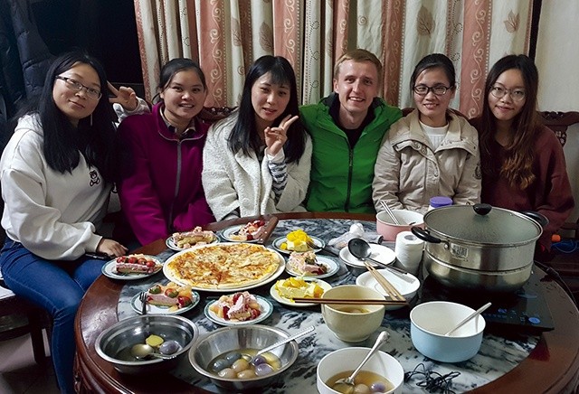 Kiedy Radzimir kończył miesięczną pracę w hostelu w Guilin, koleżanki przygotowały dla niego pizzę