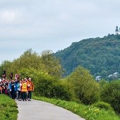 Pielgrzymi docierają  do Krakowa – w tle klasztor kamedułów  na Bielanach.