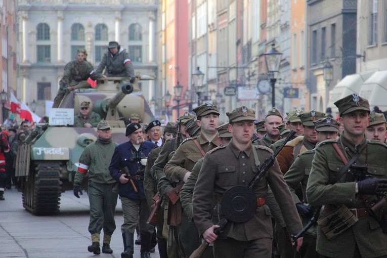 Rekonstruktorzy, pieśni i czołg