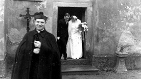 Ksiądz Toufar przed kościołem, do którego komuniści przenieśli go w 1948 roku.