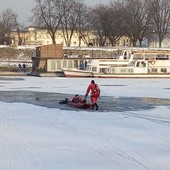 Nie żyje mężczyzna, który wpadł pod lód pod Wawelem