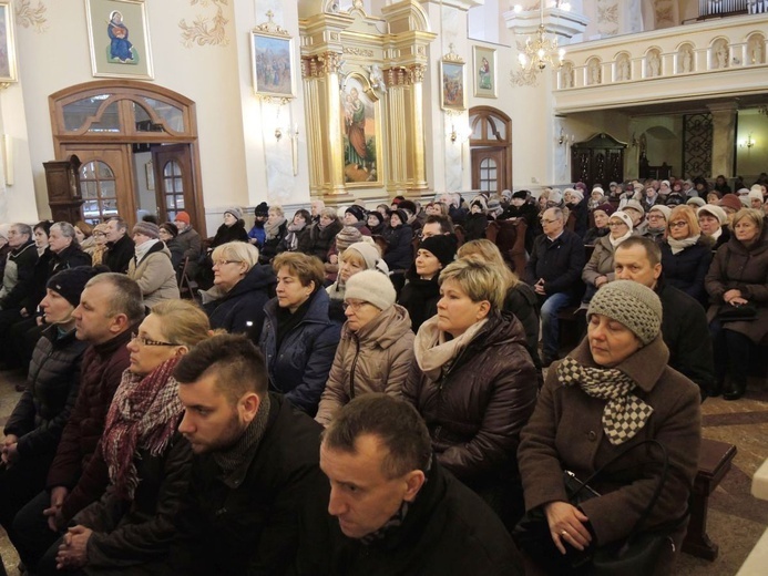 Róże rodziców za dzieci w Hałcnowie